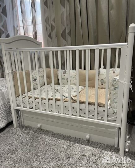 Детская кроватка с маятником