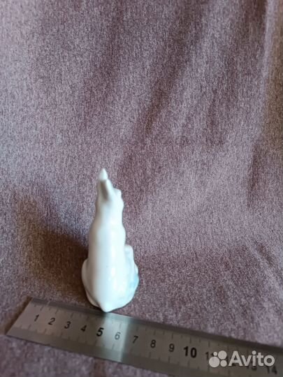 Фарфоровая статуэтка заяц с морковкой