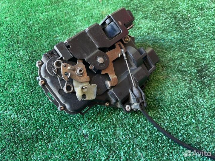 Замок двери передний правый Octavia Golf Bora