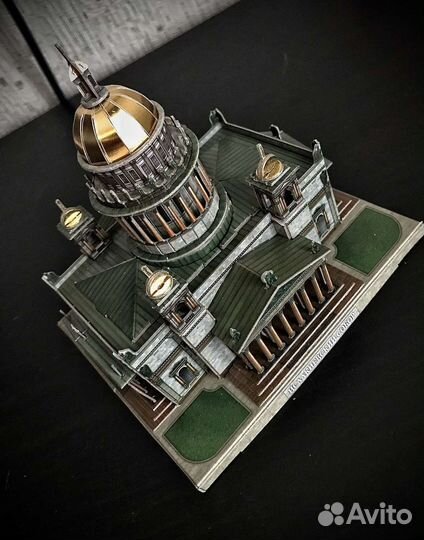 Модель Исаакиевского собора из плотного картона