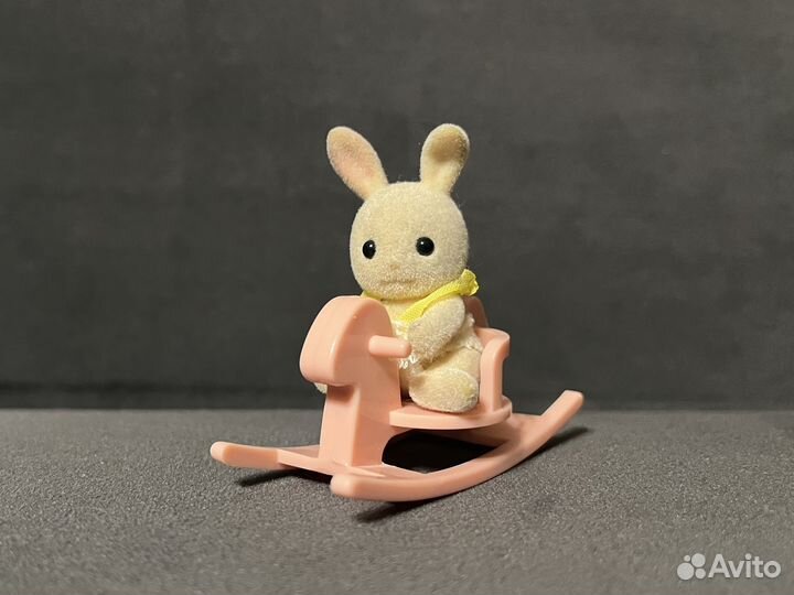 Sylvanian families малыш крольчонок на качелях