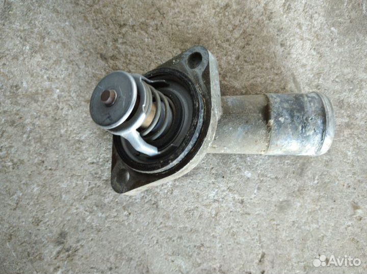 Крышка корпуса термостата, с термостатом. Nissan