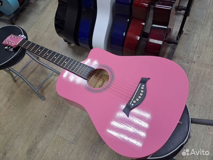 Гитара акустическая розовая