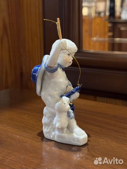 Фарфоровая статуэтка фигурка мальчик с удочкой
