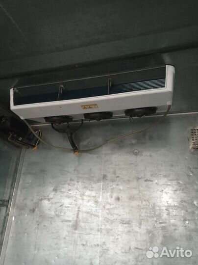 Будка с рефрижератором