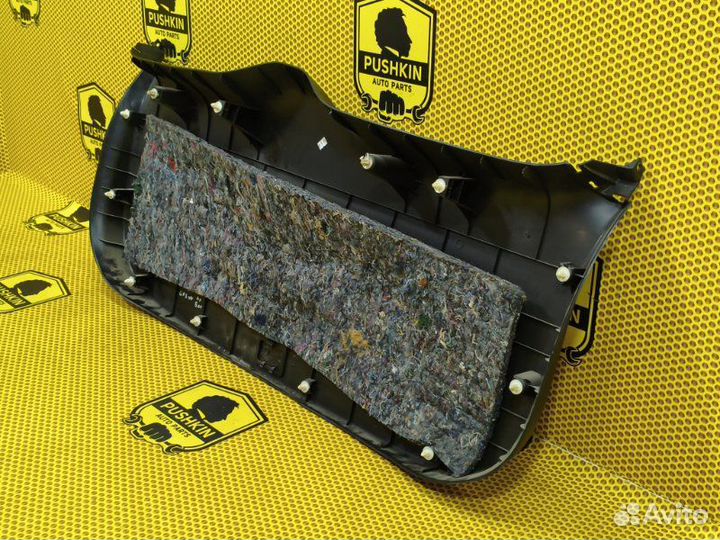 Обшивка крышки багажника панель задняя Mitsubishi