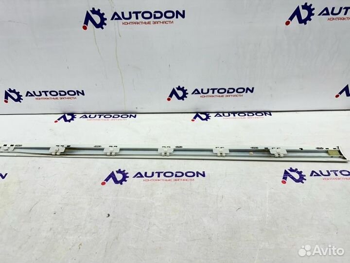 Молдинг двери передний правый Mercedes E W211