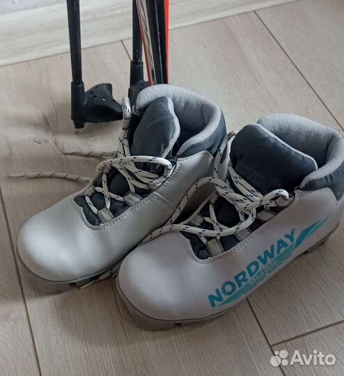 Беговые лыжи с ботинками и палками