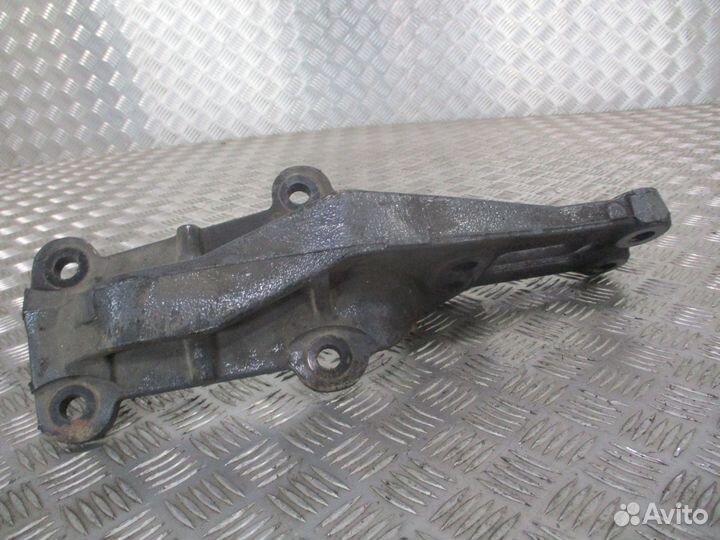 Кронштейн поперечены DAF 1908326