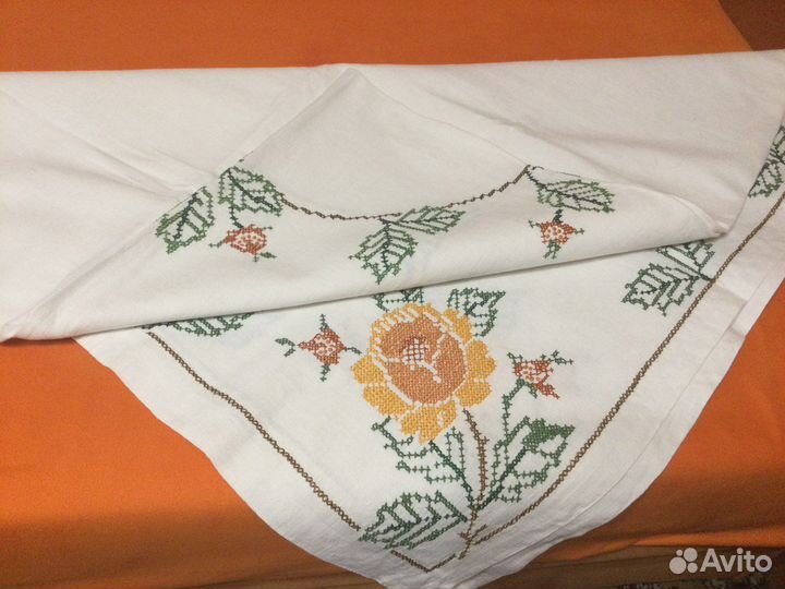 Льняная вышитая скатерть большая
