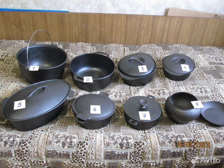 Чугунные сковороды, казан подготовленные для жарки