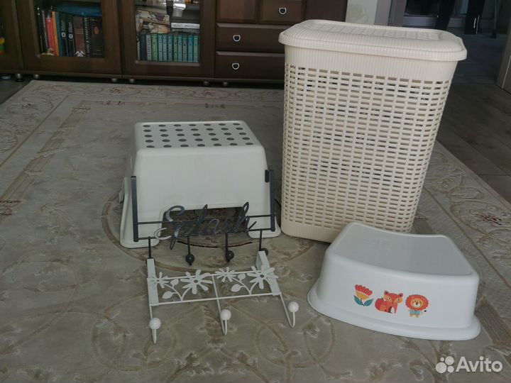 Вешалки на двери, стульчики и корзина в ванну