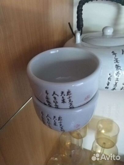 Заварочный чайник с чашками в подарочной коробке