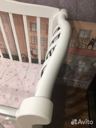 Детская кроватка с маятником