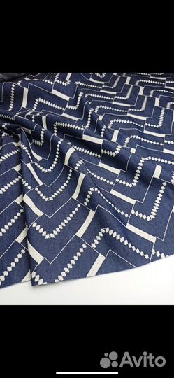 Отрез джинсовой ткани с вышивкой