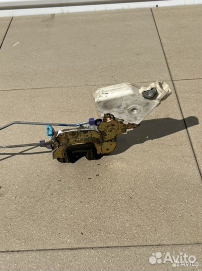 Замок двери передний левый Nissan Almera B10