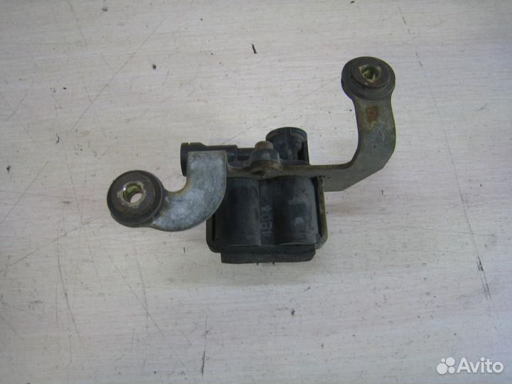 Клапан пневмоподвески передний Lexus RX300 (MCU35