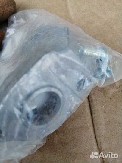 Крышка кронштейн гидрораспределителя главного