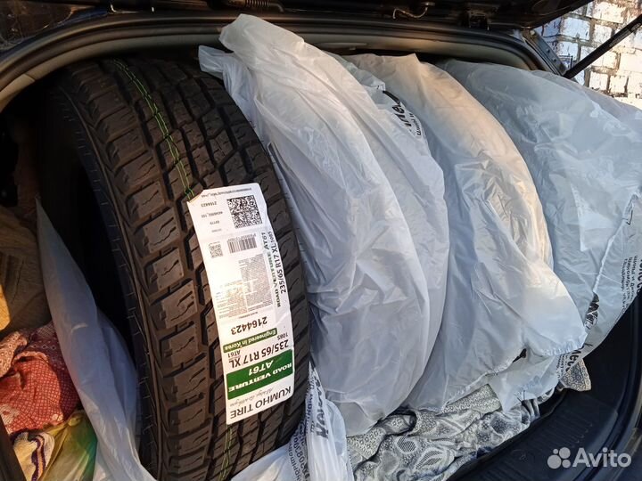 Kumho Road Venture AT61 235/65 R17