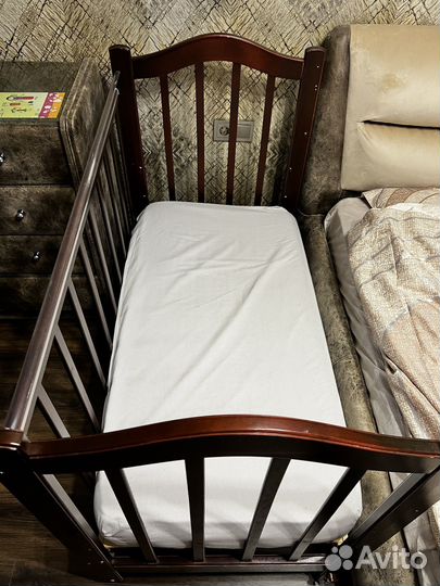 Детская кроватка с маятником и ящиком