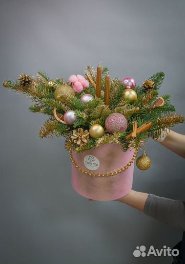 Новогодняя композиция в большой коробке, цветы дос