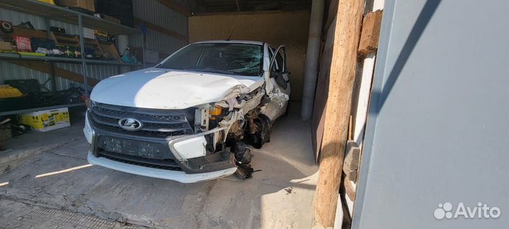 LADA Vesta 1.6 МТ, 2017, битый, 127 000 км