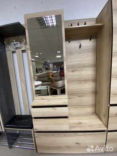 Вешалка с зеркалом