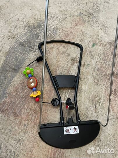 Шезлонг babybjorn с игрушкой
