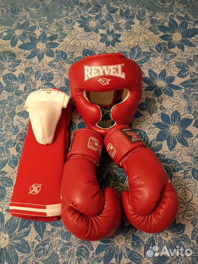 Боксерский шлем и перчатки