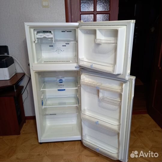 Холодильник бу Whirlpool WBM246WH