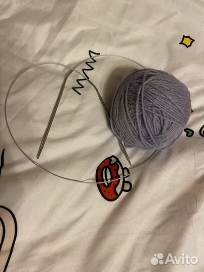 Клубок ниток и спицы