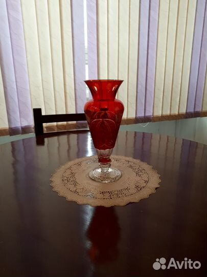 Ваза для цветов красная