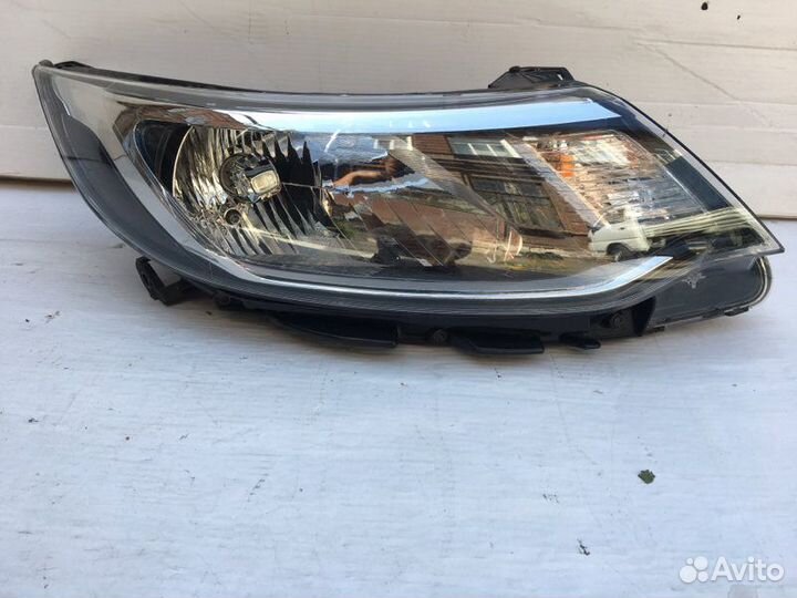 Передние фары Kia Rio 3