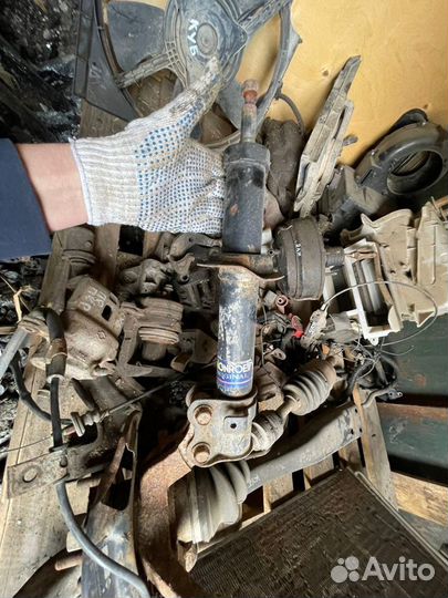 Ниссан куб амортизатор передний