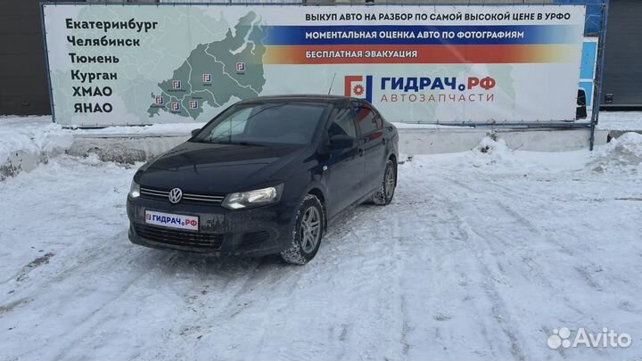 Рамка магнитолы Volkswagen Polo Sedan (Mk5) 6RU858