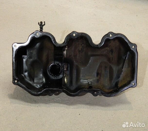 Крышка клапанная правая Nissan Maxima J30 VG30