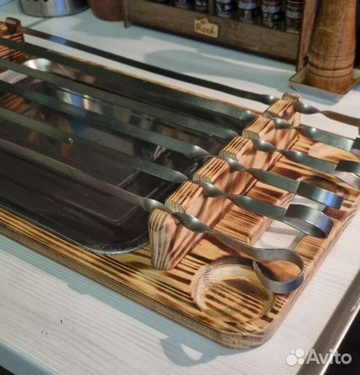 Деревянный поднос для подачи шашлыка с шумпурами