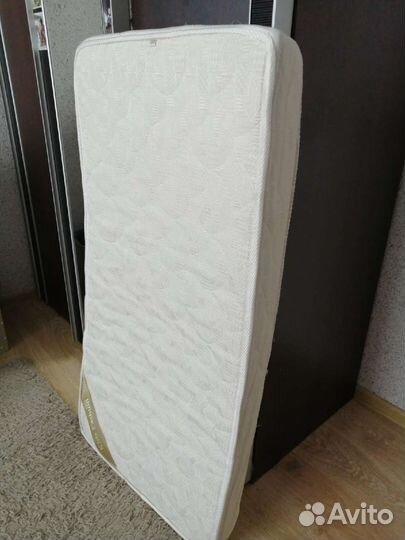 Кровать с поперечный маятником