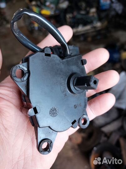 Моторчик заслонки печки с кондеем Лада Калина 1