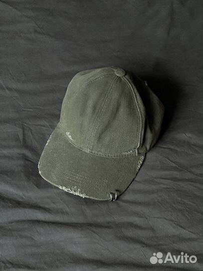 Кепка с разрывами и кольцами