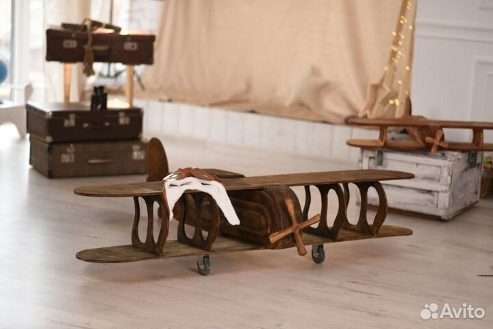 Деревянный самолет для фотосессии праздника