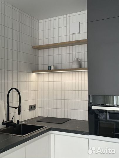 Полки скрытого монтажа из дуба настенные