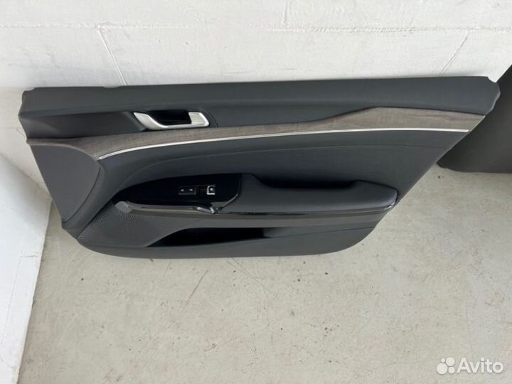 Обшивка двери передняя правая Kia K5 2021