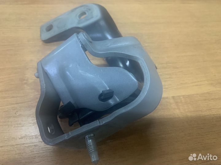 Петля двери багажника левая Ауди Q5
