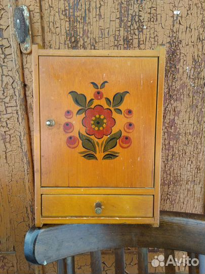 Шкафчик навесной