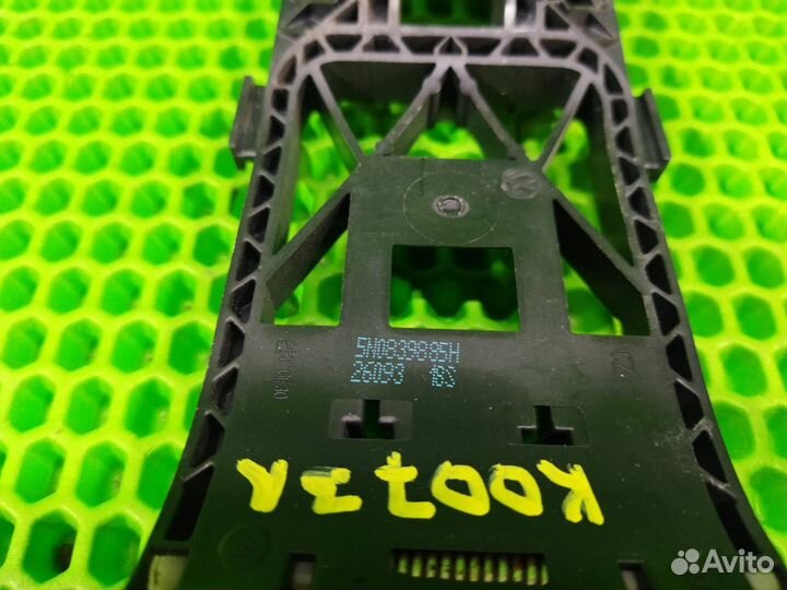 Кронштейн ручки задний левый Volkswagen Touareg NF