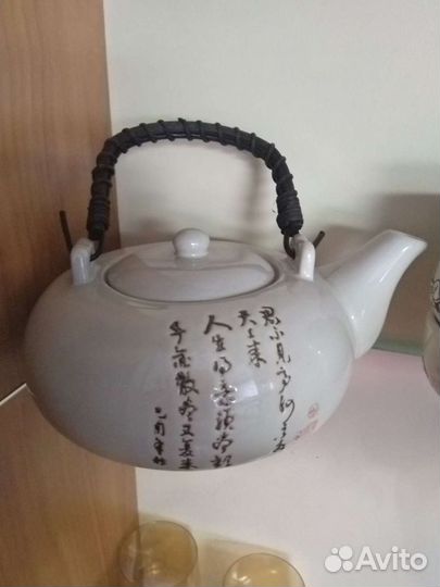 Заварочный чайник с чашками в подарочной коробке