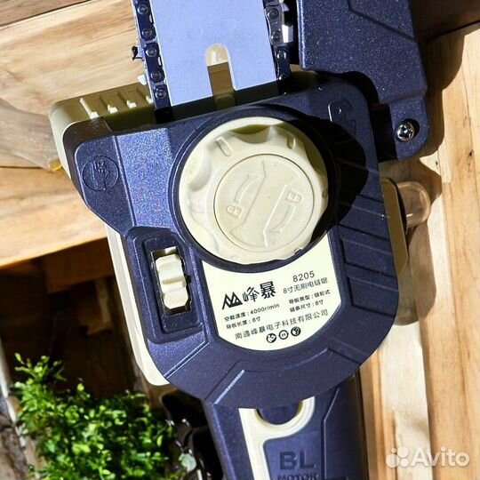 Аккумуляторная цепная пила / сучкорез