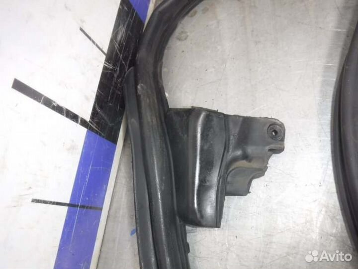 Уплотнитель двери задний правый Toyota Lc Prado