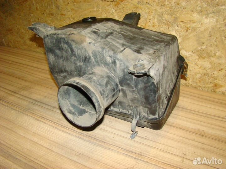 Корпус воздушного фильтра Toyota land cruiser 100